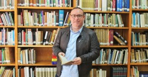 manuel-guirado-en-la-biblioteca-municipal-de-salobrec3b1a