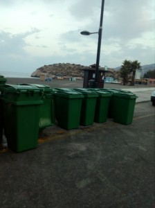 Refuerzo contenedores en la playa _800