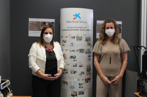 En la foto la concejal de Bienestar Social, Mª José García y la directora de la Caixa de SalobreñaEn la foto la concejal de Bienestar Social, Mª José García y la directora de la Caixa de Salobreña