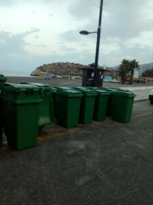 Refuerzo contenedores en la playa